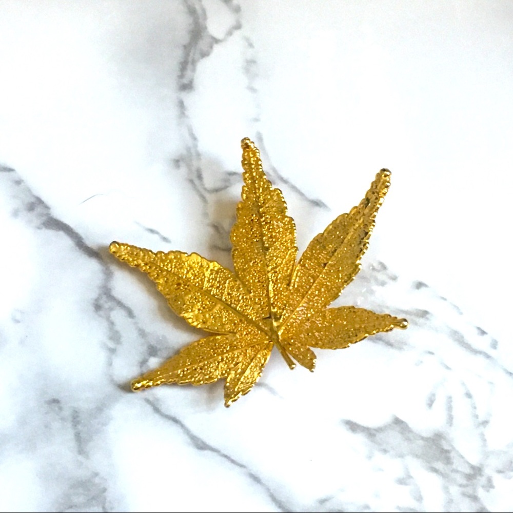 Gold Dipped Maple Leaf Pin - Picture 1 of 5